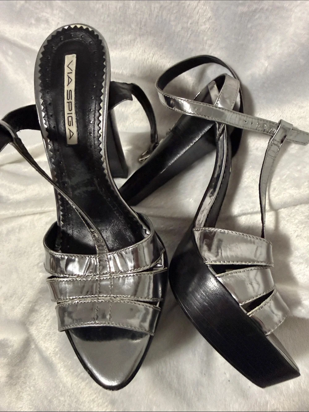 NWOT Via Spiga Metallic Leather Silver T-Strap Heels